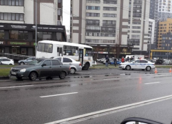 Маршрутный ПАЗ вылетел на встречку и устроил ДТП в Воронеже