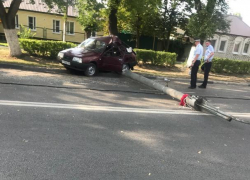 В Воронеже водитель "девятки" снес фонарный столб