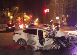 Такси Uber превратилось в груду металла после ДТП с Land Cruiser в Воронеже