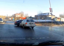 На видео показали, к чему может привести неосторожный поворот в Воронеже