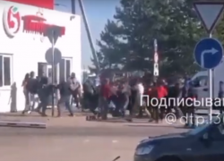 Массовую драку у «Пятёрочки» сняли на видео в воронежском селе