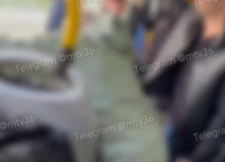 Воронежским подросткам предложили вывернуть руки за курение вейпов в автобусе