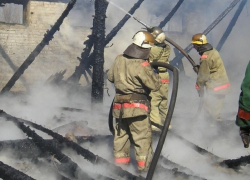 Хозяйственная постройка загорелась из-за падения обломков БПЛА в Воронежской области