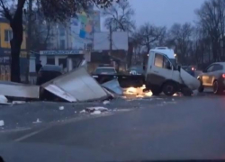 Рассыпавшаяся после жесткого ДТП «Газель» попала на видео в Воронеже