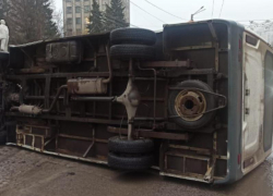 Маршрутка с пассажирами протаранила семь авто и перевернулась в Воронеже