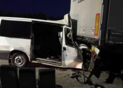 Опубликованы фото с места смертельного ДТП с микроавтобусом и фурой на М-4 «Дон»