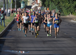 81-летний атлет и семейная пара: интересные беговые истории Воронежского марафона