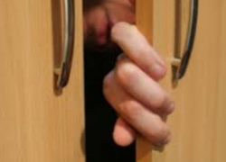 Рецидивист спрятался от полицейских в шкафу у друга в Воронеже