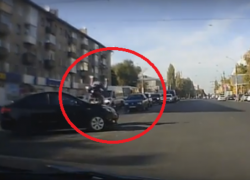 Столкновение мотоциклиста с иномаркой в центре Воронежа попало на видео