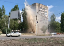 Мощнейший фонтан кипятка прорвался из-под земли и попал на видео в Воронеже