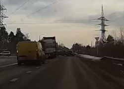 Момент столкновения машин у ж/д-переезда попал на видео на Машмете в Воронеже