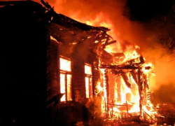 Под Воронежем 10 спасателей тушили пожар в строящемся доме