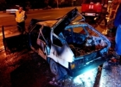 На воронежском мосту сгорела легковушка