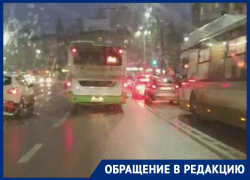 Тотальное игнорирование выделенной полосы автобусом сняли в Воронеже 