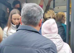 Адская утренняя давка в воронежском автобусе попала на видео 