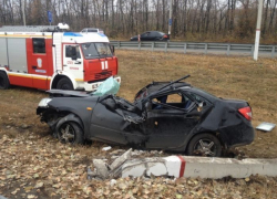 В Воронеже на День народного единства автомобиль влетел в бетонный столб: пострадали люди
