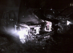 В Воронеже на Ломоносова сгорели два внедорожника