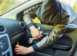 В Воронежской области юноши угнали авто, но застряли в грязи