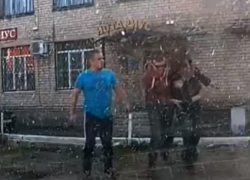 На видео сняли, как прохожие заломали уличного грабителя под Воронежем