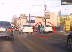 Опубликовано видео, как в Воронеже на Работнице легковушка сбивает женщину