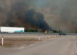 Мощный пожар двигается в сторону воронежского ТРЦ «Град» 