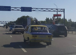 Авторитетный автомобиль ушедшей эпохи заметили на М4 «Дон» под Воронежем