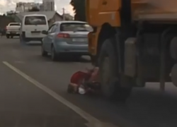 КамАЗ наехал на коляску, в которой был ребенок в Воронеже