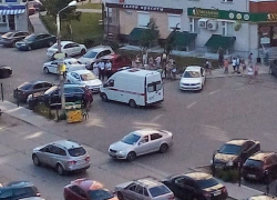 Школьник на электросамокате попал под колеса такси в Воронеже