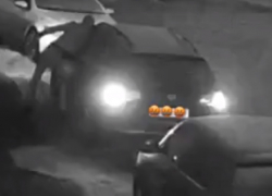 Орудующий грабитель машин в Северном районе Воронежа попал на видео