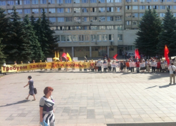 Воронежские Справедливая Россия и КПРФ впервые совместно пикетировали областной парламент