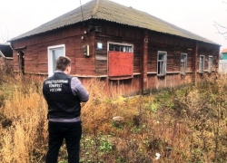 Следователи показали дом в воронежском селе, где гость зарезал пенсионера 