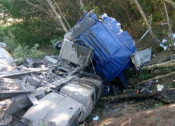 Опубликованы чудовищные снимки столкновения фуры с ВАЗом под Воронежем