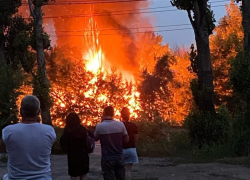 Крупный пожар в заброшенном здании сняли на левом берегу Воронежа 