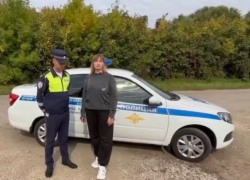 «Вне мастерской проблему не решить»: воронежские полицейские пришли на помощь автомобилистке в беде