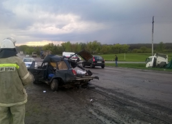 На воронежской трассе в столкновении грузовика с легковушкой разбилась семья из 4 человек