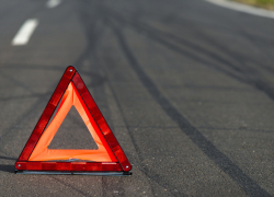 Пьяный мотоциклист протаранил забор и отправил в больницу 13-летнюю пассажирку в Россоши 