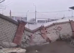 Эпичное обрушение стены потоком воды сняли в Воронеже
