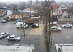 48-летний мужчина попал под колеса Opel Corsa в Воронеже