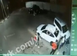 Нелепое столкновение двух Lada на воронежской автомойке сняла камера