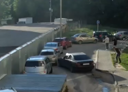Лихач на Mercedes устроил в воронежском дворе переполох