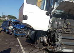 Иномарка с детьми врезалась в фуру на воронежской трассе