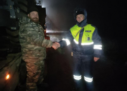 Водитель КамАЗа попал в беду на воронежской трассе, окутанной туманом 