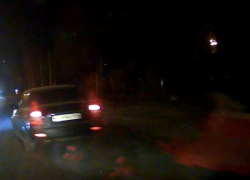 Жесткий «боулинг» с дорожным пилоном устроил водитель и попал на видео в Воронеже
