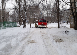 Пожарная машина застряла во дворе, когда ехала тушить детский сад в Воронеже