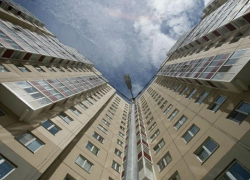 6-летний мальчик остался дома один и выпал из окна многоэтажки в Воронеже