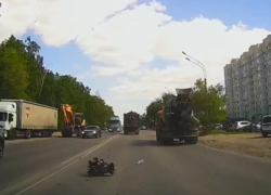 Похоронный венок вылетел на полном ходу из грузовика в Воронеже – опубликовано видео