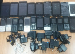 21 телефон пытались перебросить через забор воронежской колонии