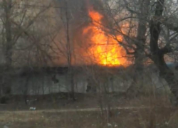 Опубликовано видео мощного пожара с обрушением крыши в Воронеже