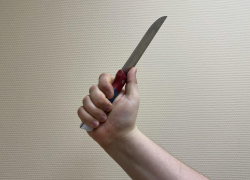 Мужчина порезал себя ножом в воронежском торговом центре