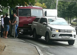 Супергеройский КамАЗ устроил ДТП с пикапом в Воронеже